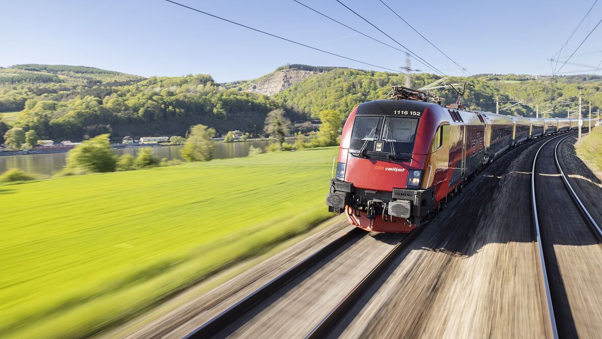 ÖBB Railjet in Landschaft