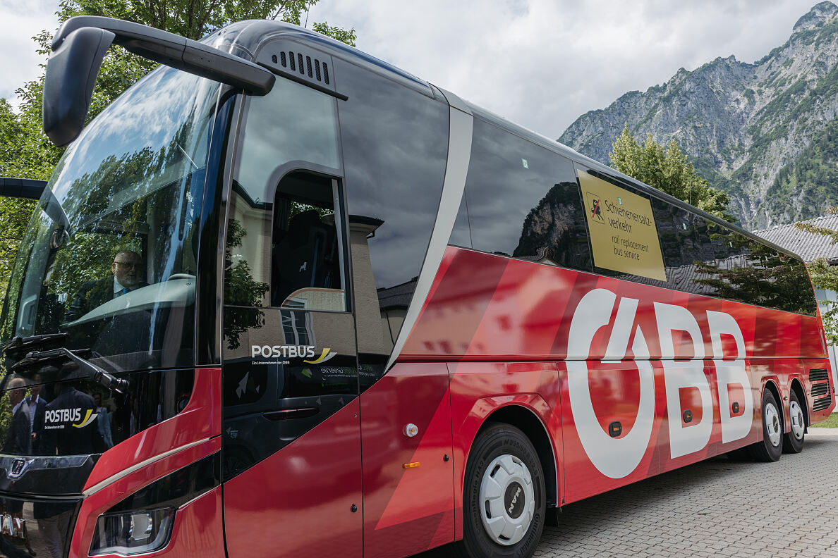 Schienenersatzverkehrsbus im neuen ÖBB-Branding