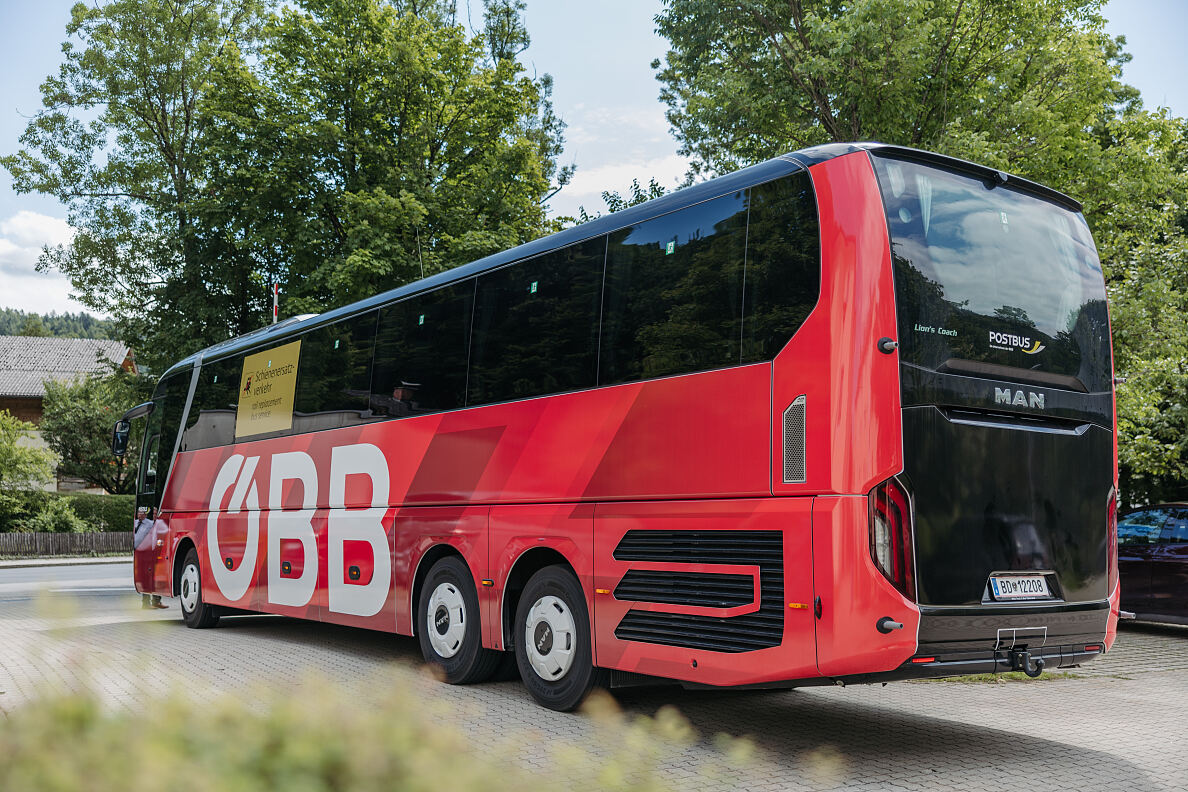 Schienenersatzverkehrsbus im neuen ÖBB-Branding