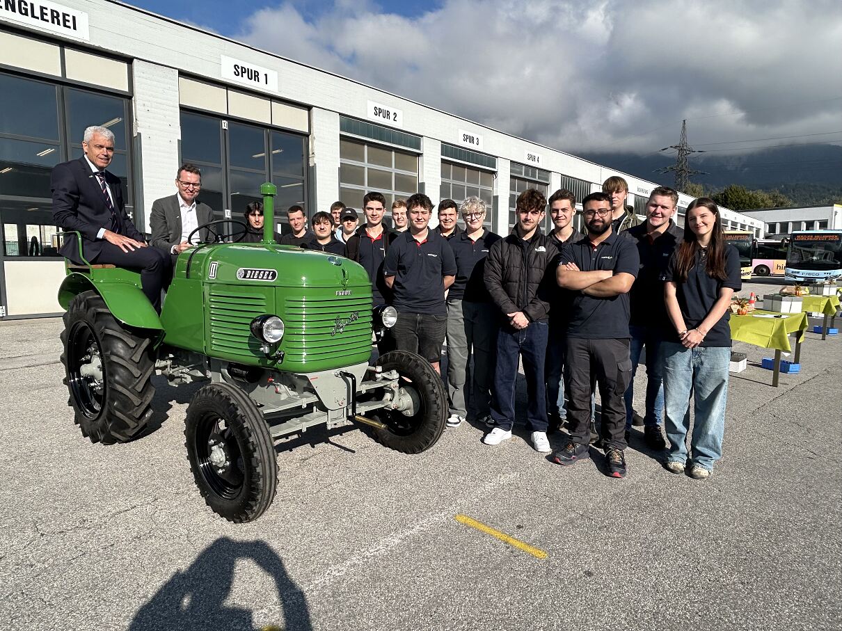Postbus Lehrlinge restaurieren Steyr-Traktor