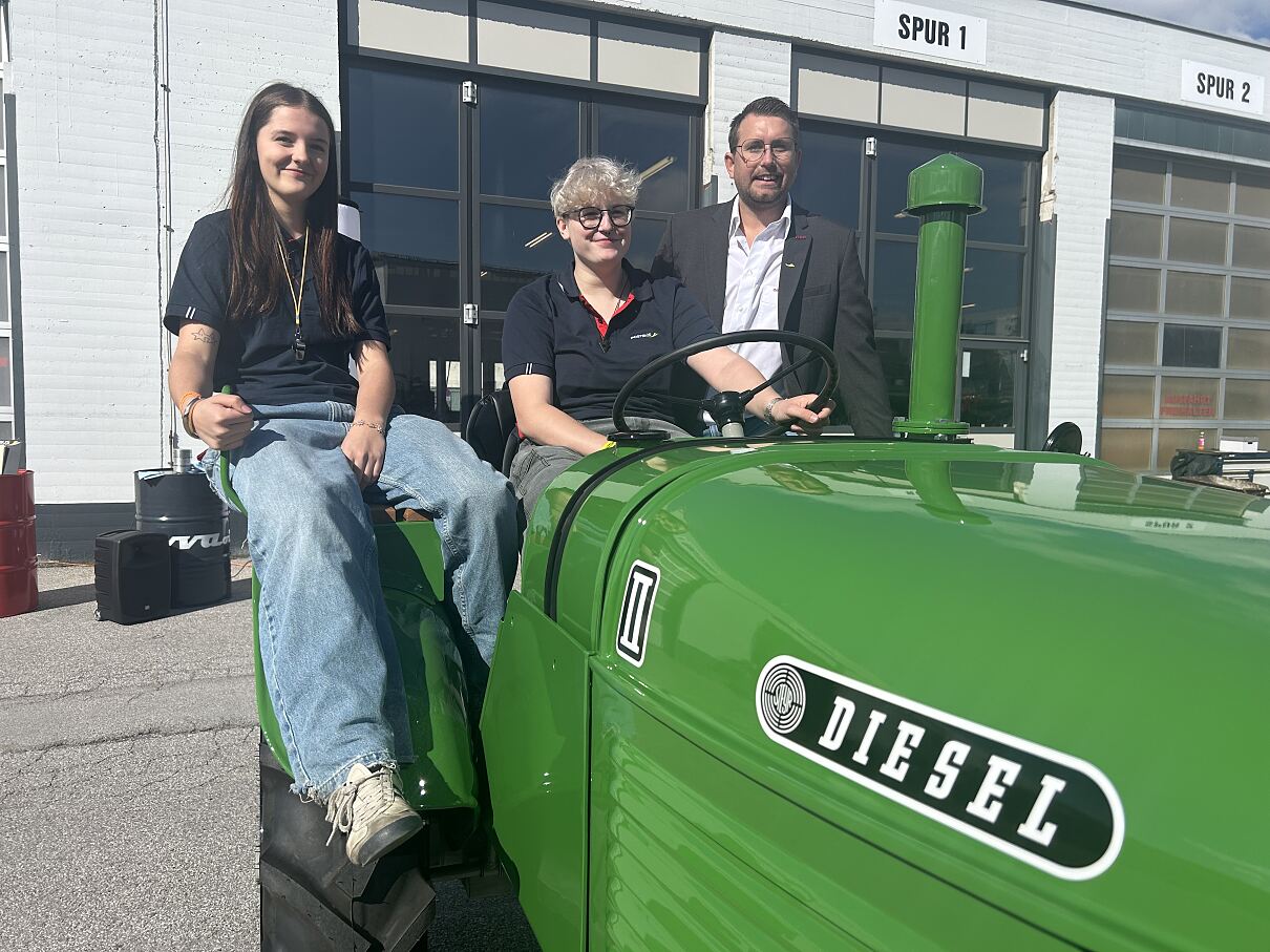 Postbus Lehrlinge restaurieren Steyr-Traktor