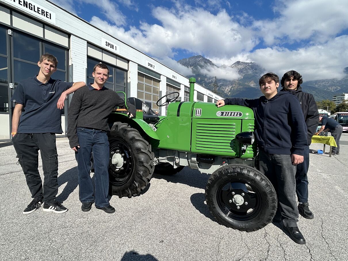 Postbus Lehrlinge restaurieren Steyr-Traktor