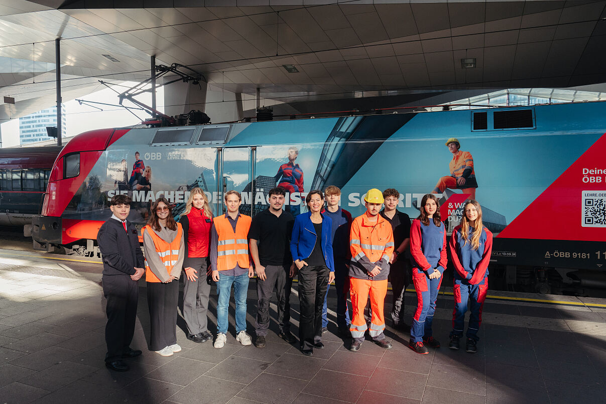 ÖBB-Infrastruktur Vorständin Silvia Angelo mit ÖBB Lehrlingen vor der neu gebrandeten Lehrlingslok © Lukas Leonte