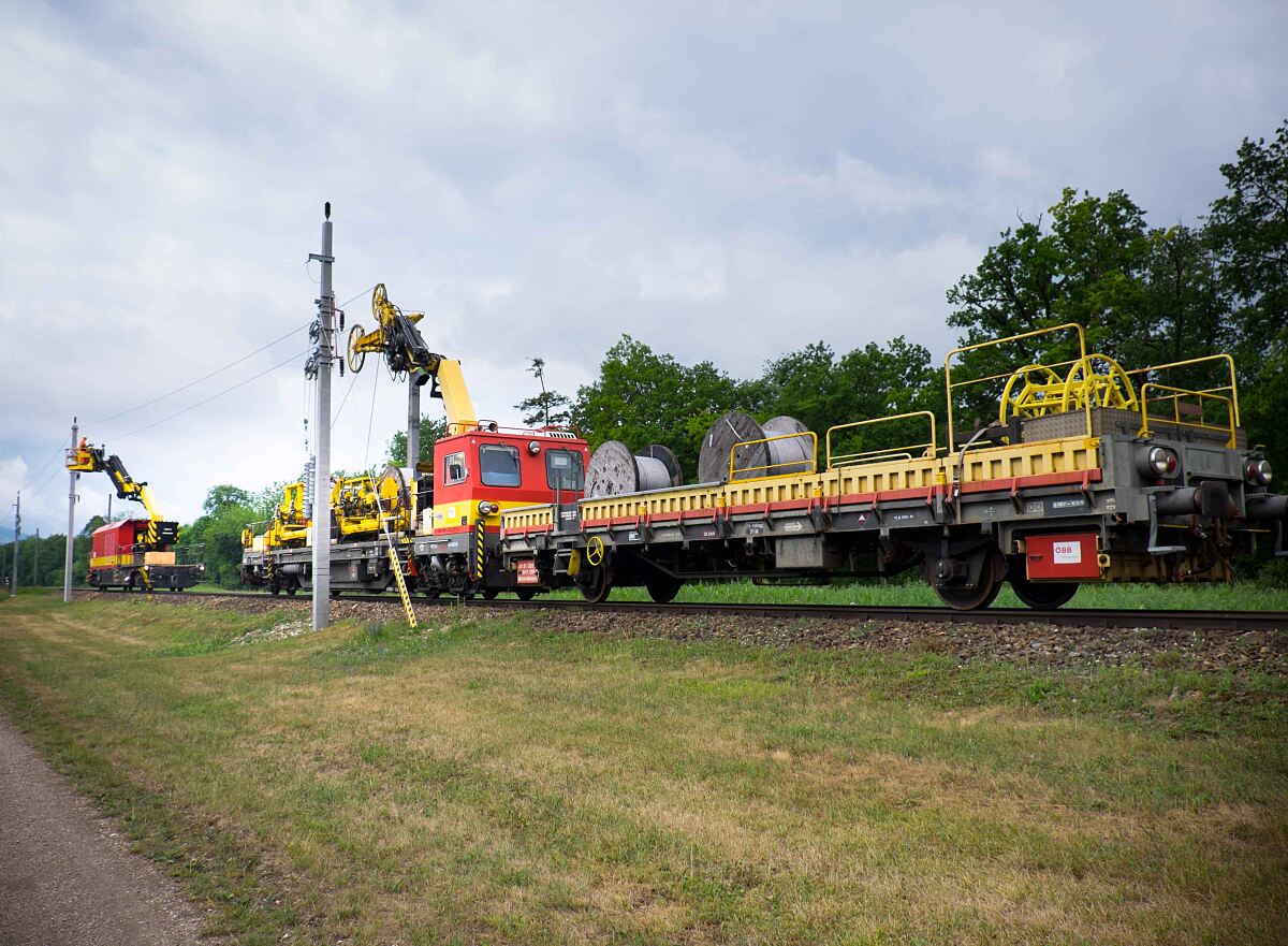 Oberleitungsarbeiten mit Turmwagen Leitungsbau