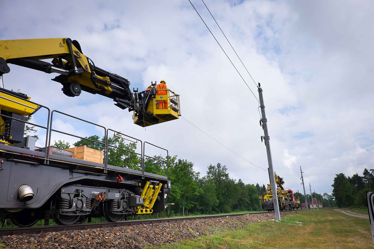 Oberleitungsarbeiten mit Turmwagen Leitungsbau