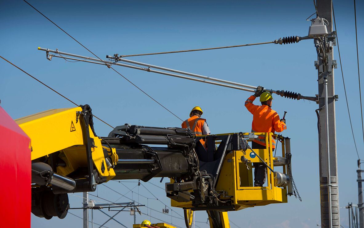 Oberleitungsarbeiten mit Turmwagen Leitungsbau