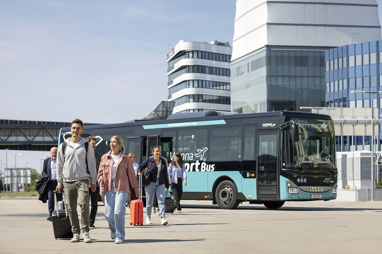 Reisende vor dem Vienna Airport Bus am Flughafen Wien_c_OEBB_Harald Eisenberger