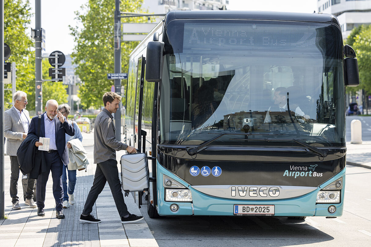 Reisende beim Einsteigen in den Vienna Airport Bus_c_OEBB_Harald Eisenberger