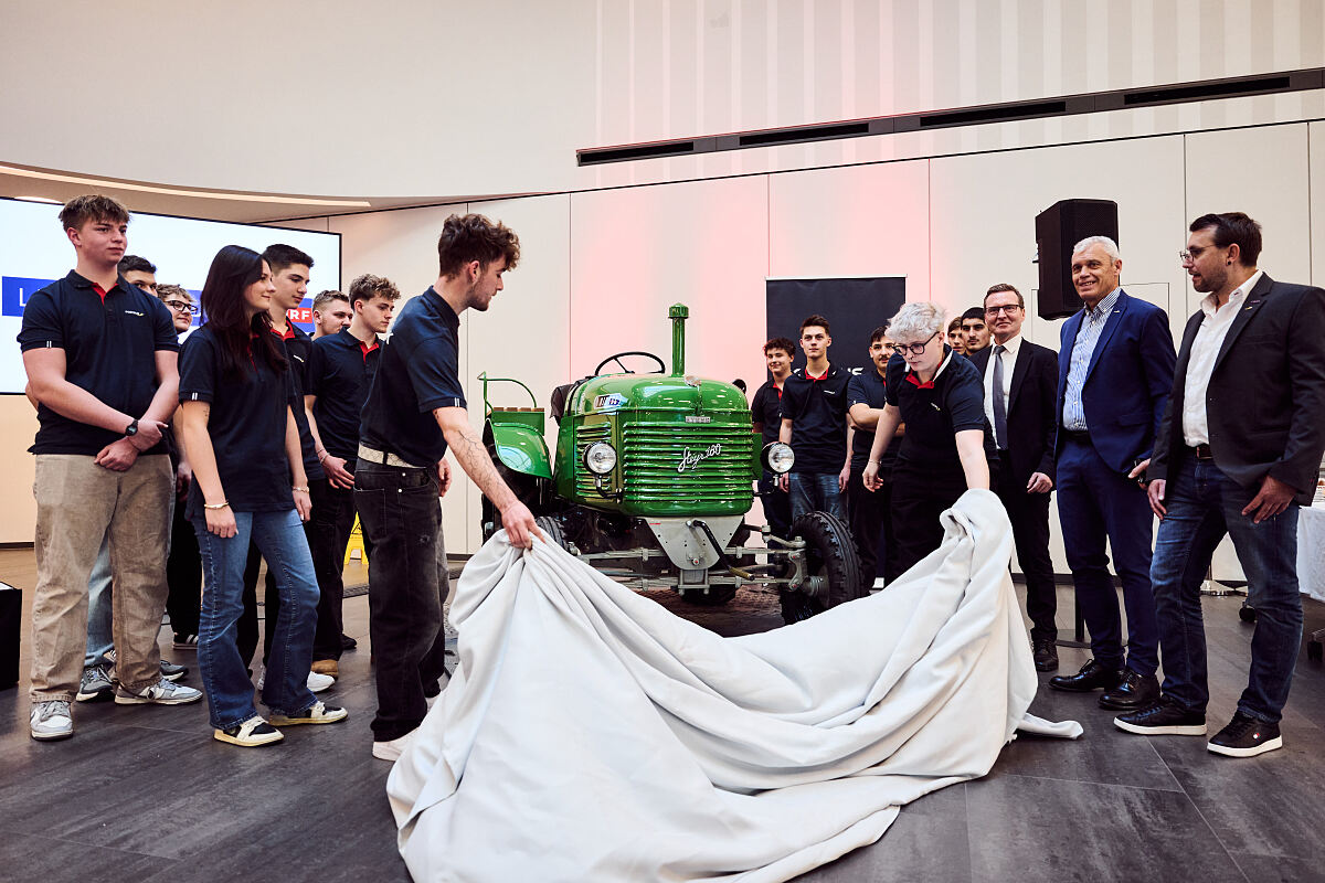 Steyr-Traktor für Licht ins Dunkel