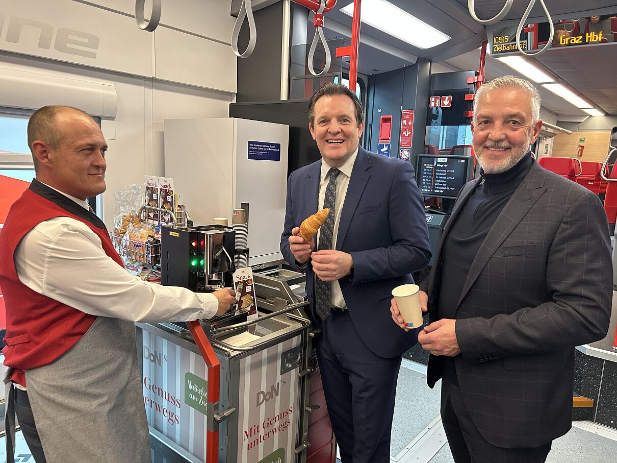 LR Rene Zumtobel und RM Werner Dilitz ließen sich von Jochen Leitner (l.) einen Kaffee an Bord des Interregio kredenzen