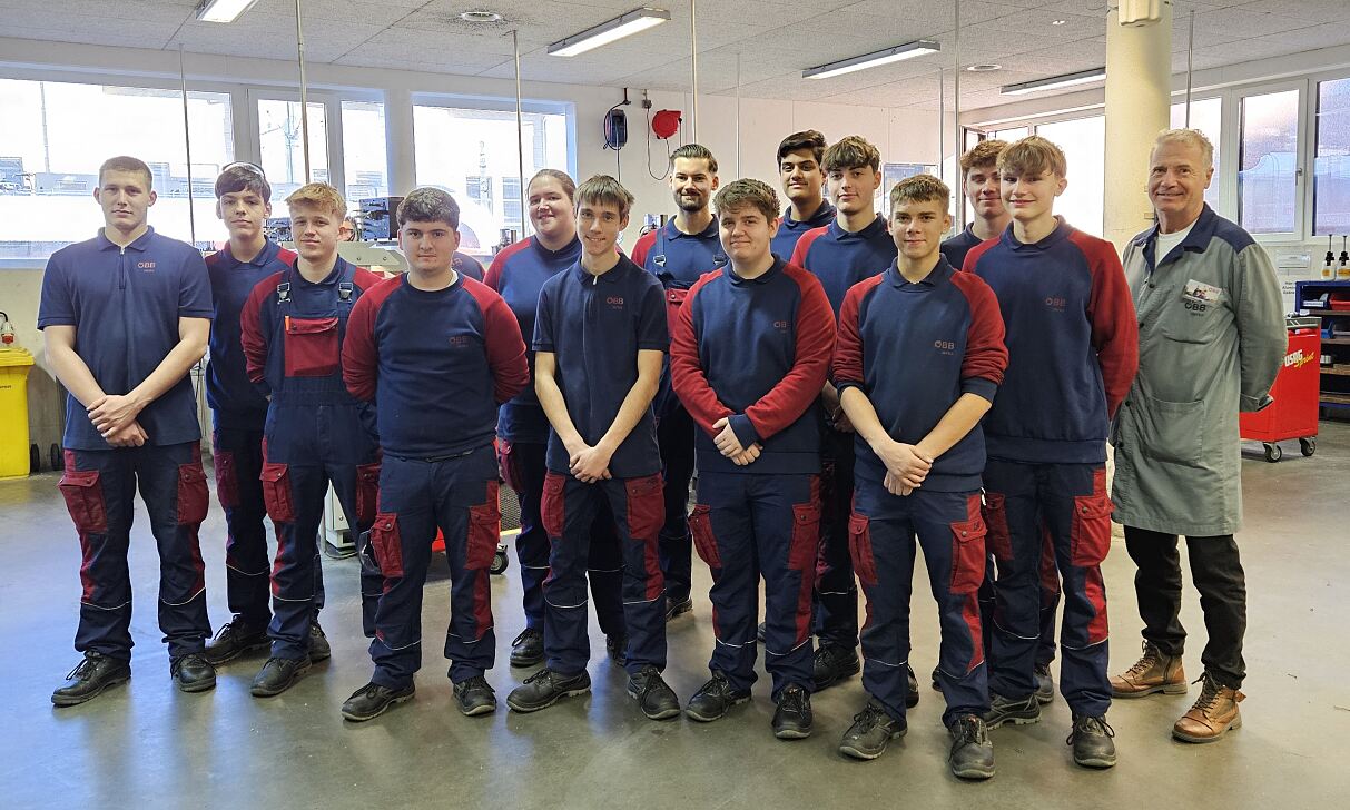 Franz Burtscher mit seinen Lehrlingen