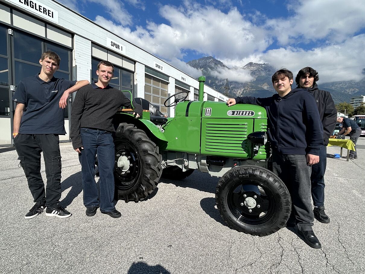Postbus-Lehrlinge restaurierten Steyr-Traktor für Licht ins Dunkel