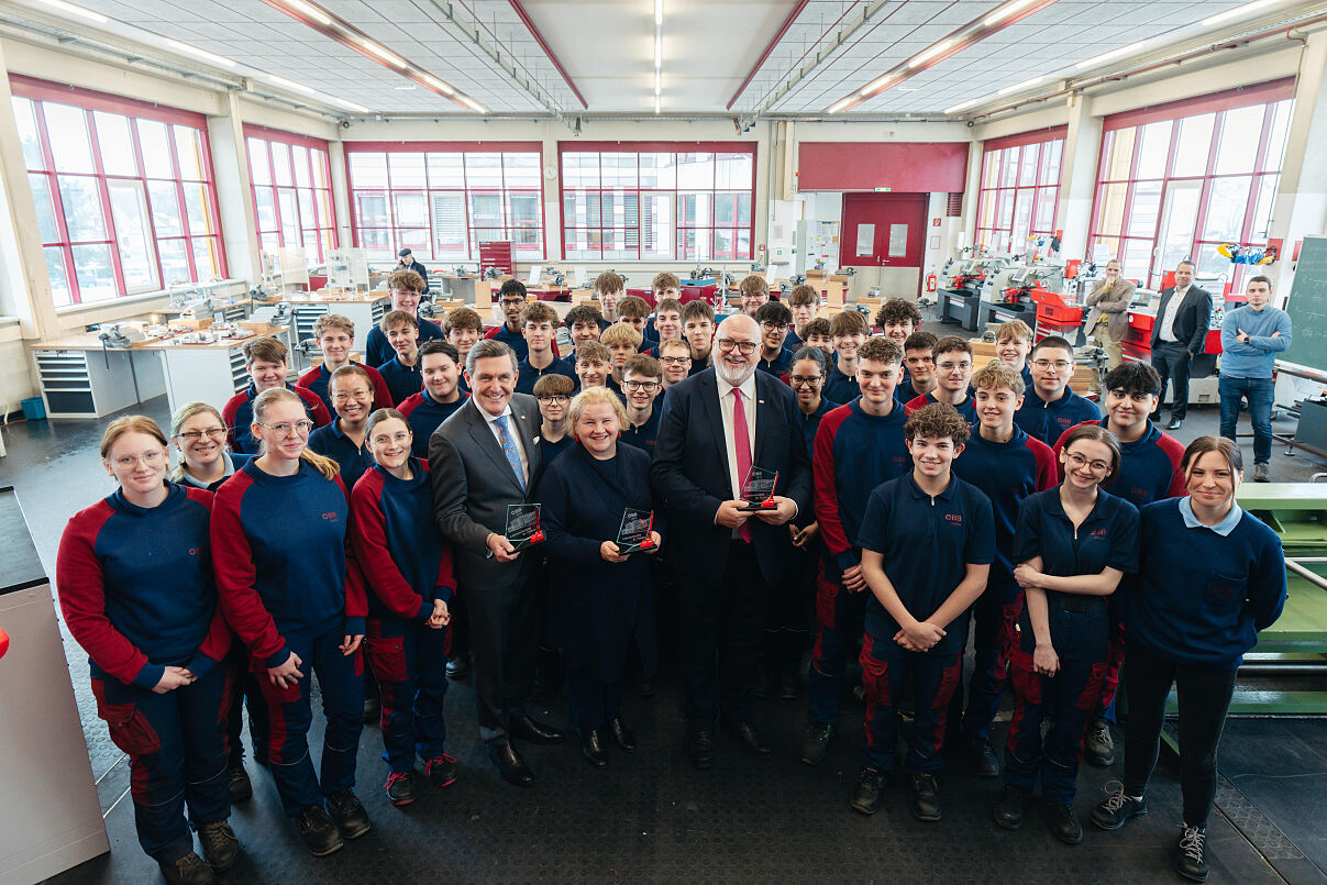 HBM Hanke_FBM Schumann_CEO Matthä_Lehrlinge_PK_c_OEBB_Leonte