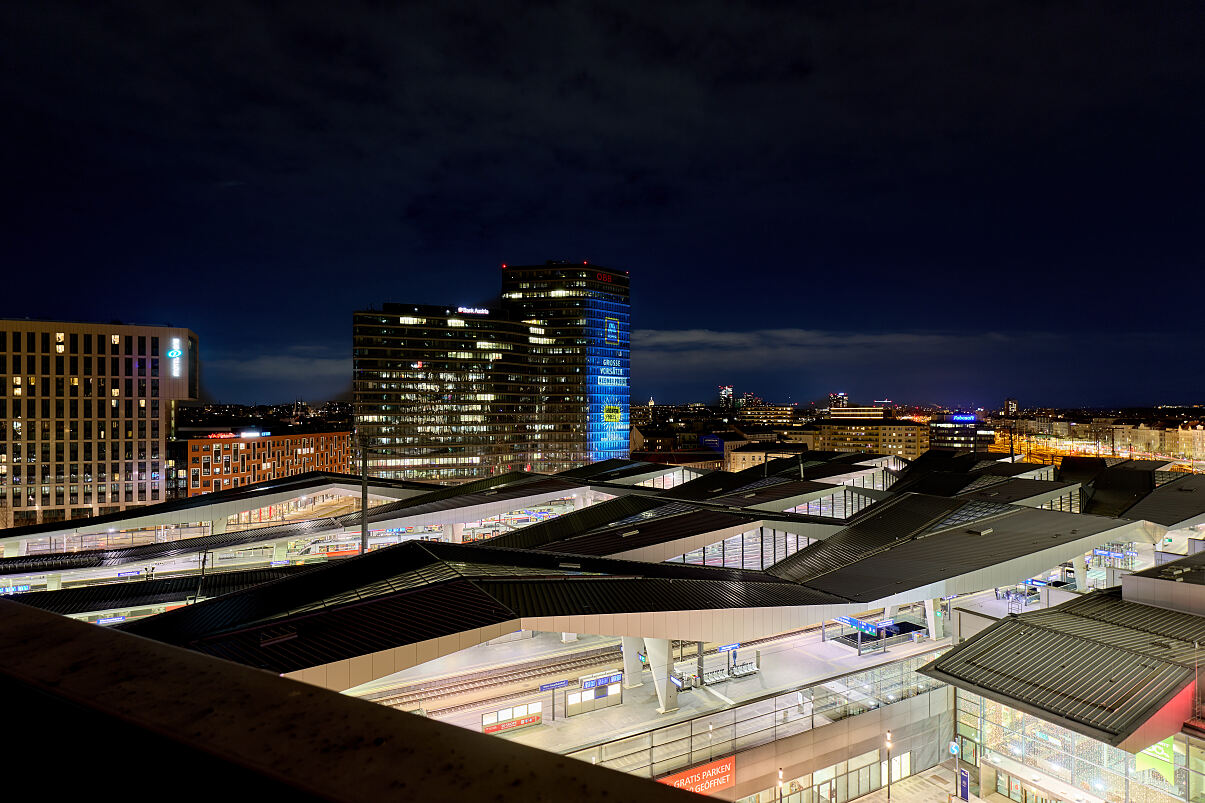 Extragroße Werbebotschaft auf der ÖBB Unternehmenszentrale