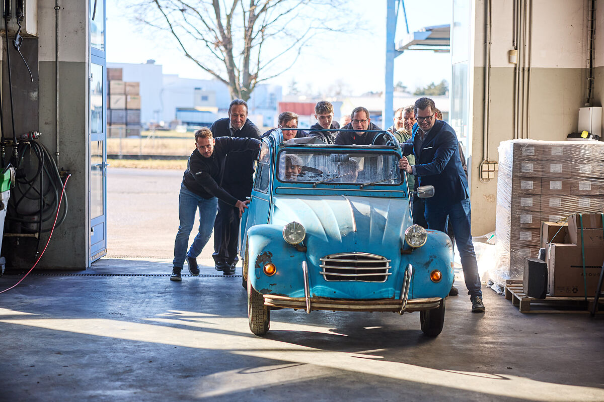 Postbus_Lehrlingsprojekt 5.0_Restaurierung 2CV_Licht ins Dunkel