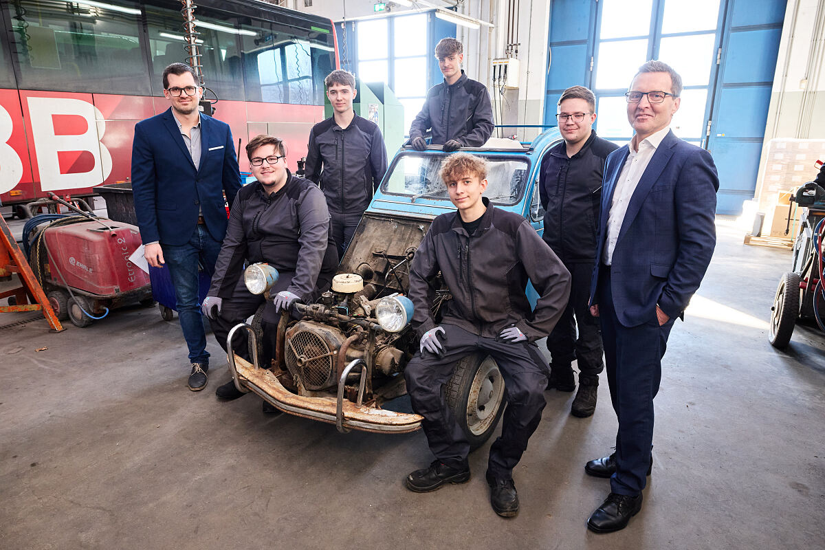 Postbus_Lehrlingsprojekt 5.0_Restaurierung 2CV_Licht ins Dunkel