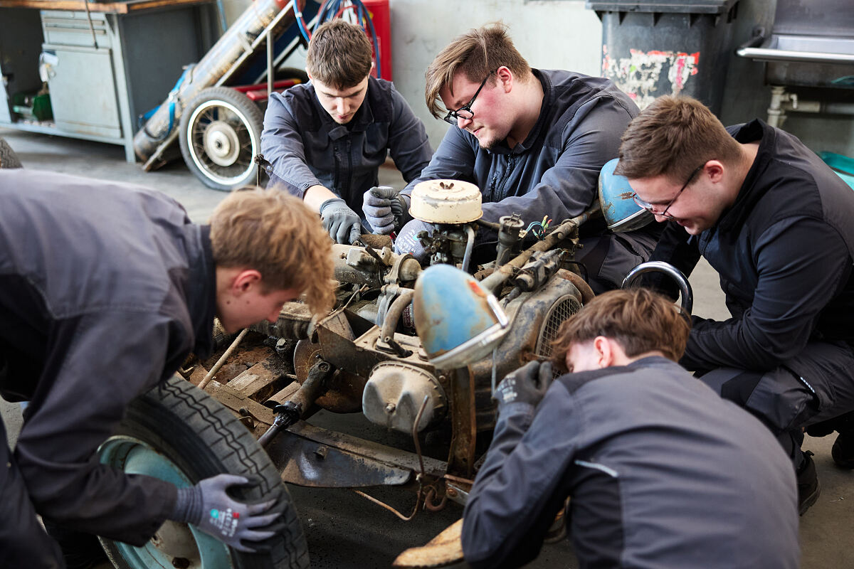Postbus_Lehrlingsprojekt 5.0_Restaurierung 2CV_Licht ins Dunkel